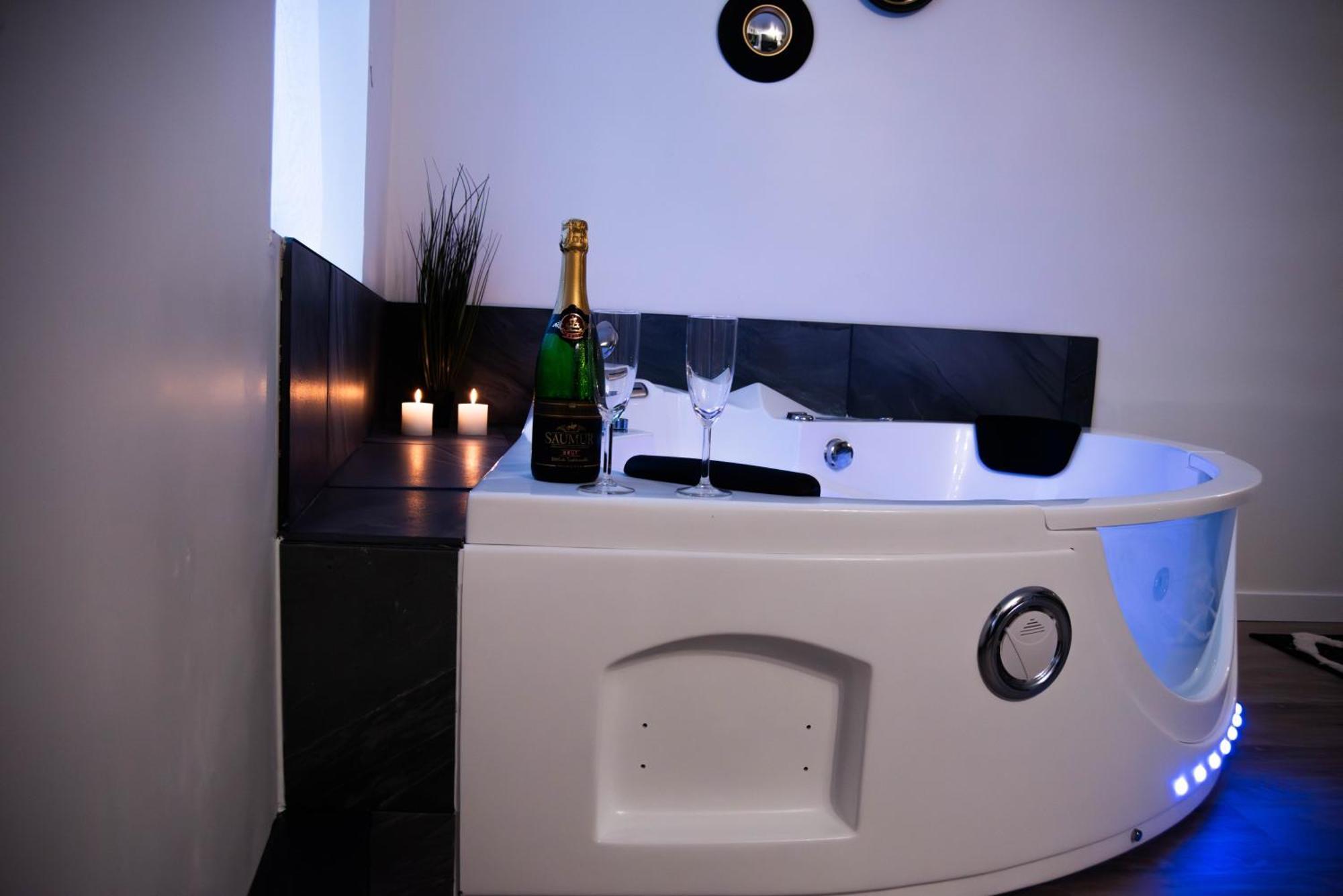 Suite Romantique Jacuzzi Moulins  Exteriör bild