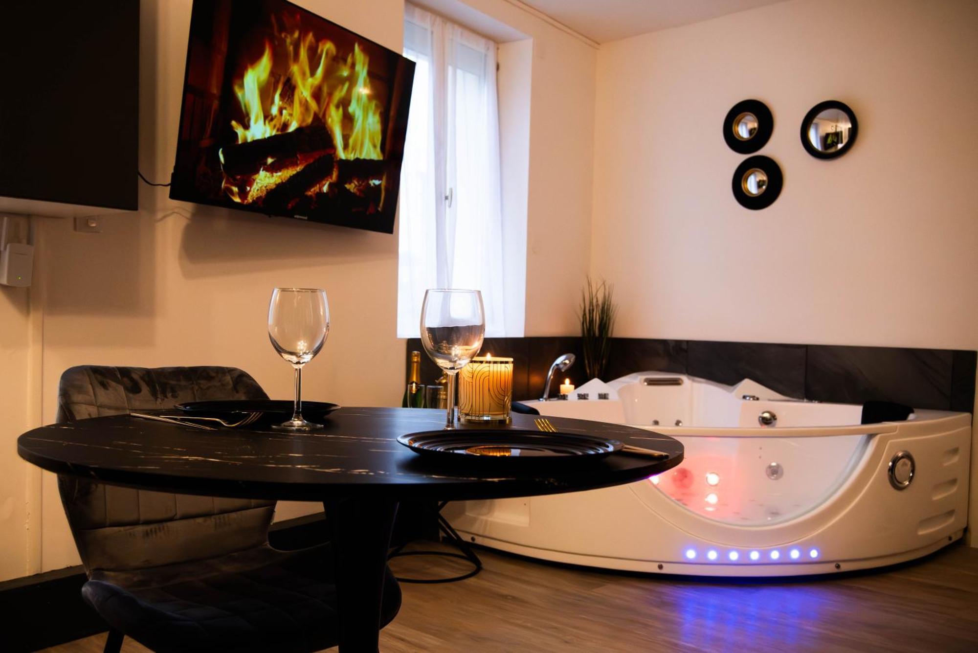 Suite Romantique Jacuzzi Moulins  Exteriör bild