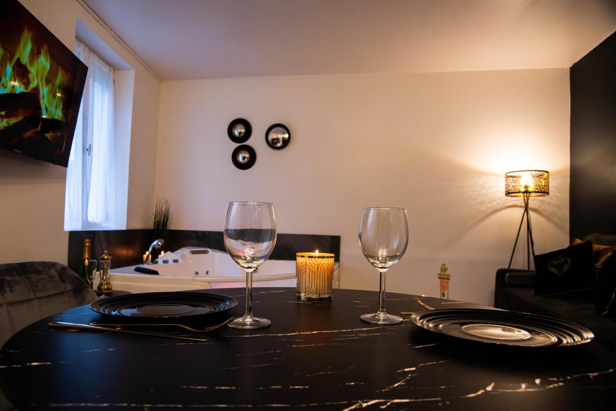 Suite Romantique Jacuzzi Moulins  Exteriör bild