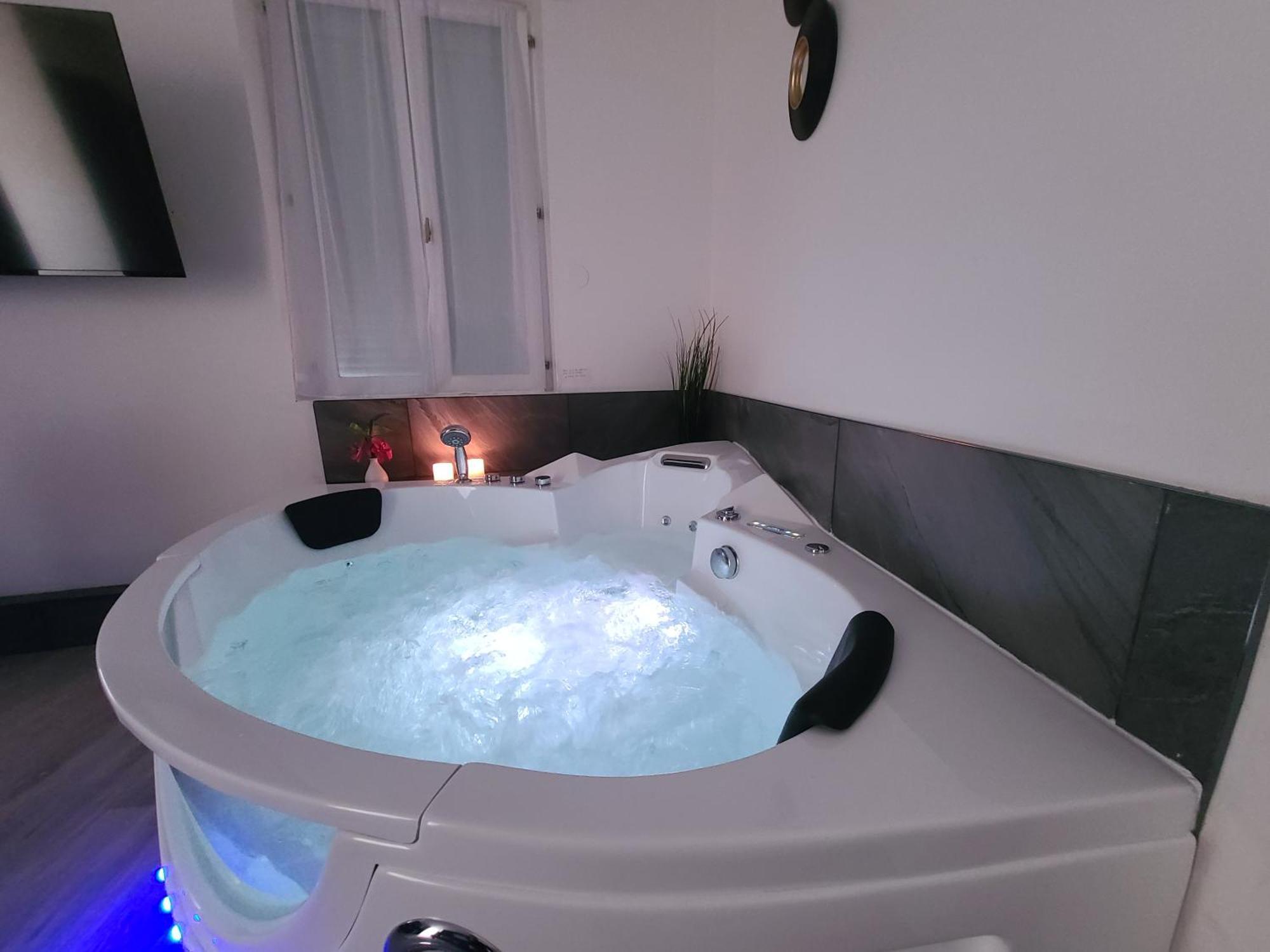 Suite Romantique Jacuzzi Moulins  Exteriör bild