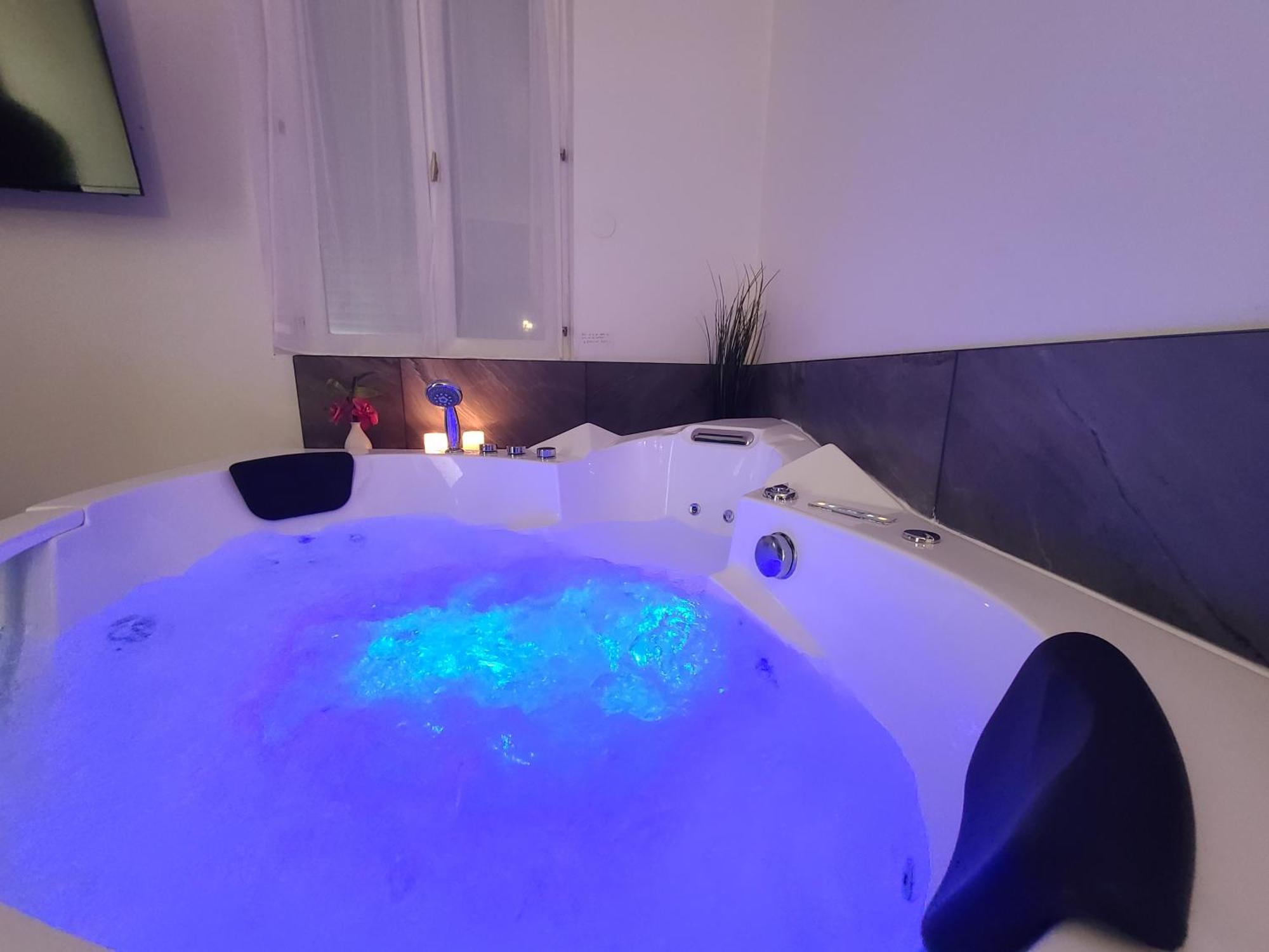 Suite Romantique Jacuzzi Moulins  Exteriör bild